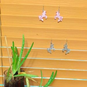NWT/IP 🩷💒 (unbranded) 🦄⭐ GLITTER UNICORN ⭐🦄 acrylic dangle earrings!